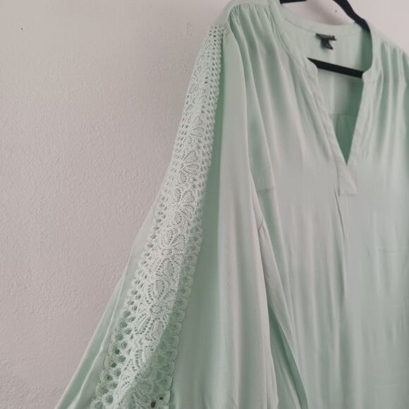 Torrid Challis With Embroidered Sleeve light green Top size 2X - Picture 3 of 6